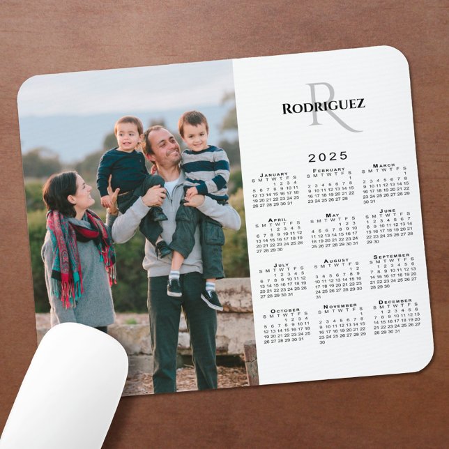 Tapis De Souris 2025 Calendrier Personnalisé Nom du monogramme pho (2025 Calendar Custom Photo Monogram Name on White Mouse Pad in situ)