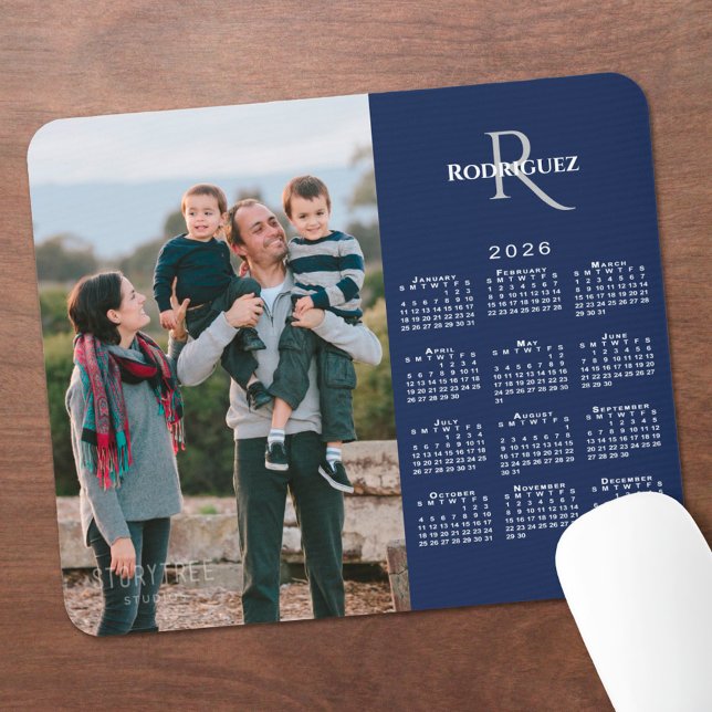 Tapis De Souris 2026 Calendrier Personnalisé Photo Monogramme Nom  (2026 Calendar Custom Photo Monogram Name Navy Mouse Pad, in situ)