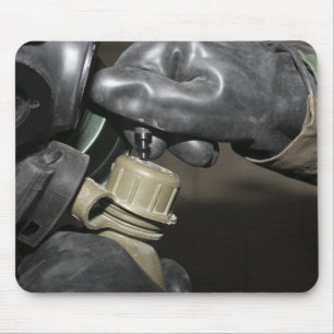 Tapis De Souris A Marine insère un tube à boire dans sa cante