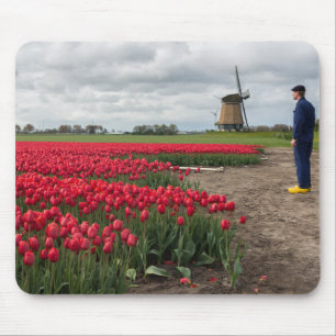 Tapis De Souris Agriculteur inspectant ses tulipes et moulin à