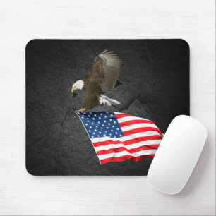 Tapis De Souris Aigle chauve volant avec un drapeau américain