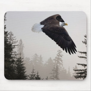 Tapis De Souris Aigle royal planant à travers la brume