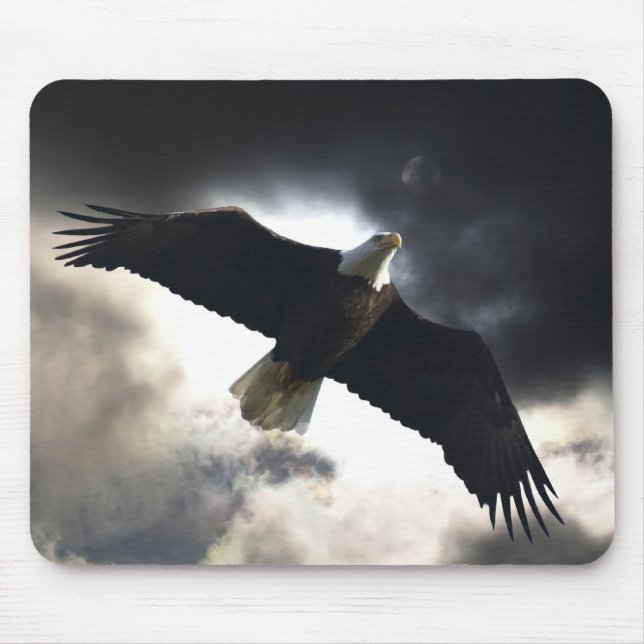 Tapis De Souris Aigle volant et nuages de tempête Photo (Devant)