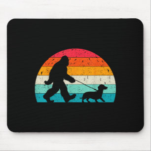 Tapis De Souris Amoureux Rétro de Sasquatch Doxie Promeneur de Tec