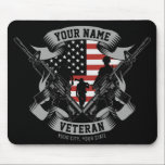 Tapis De Souris Ancien combattant américain personnalisé Fière Vet<br><div class="desc">Drapeau Vétérinaire Américain Fière Vet USA avec des soldats avec armes à feu et Drapeau américain design. Personnalisé avec votre nom,  texte personnalisé et emplacement! Un cadeau parfait pour cette personne spéciale dans votre vie!</div>