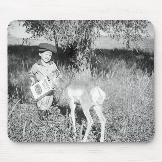 Tapis De Souris Antilope de alimentation de garçon à la main (Devant)