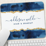 Tapis De Souris Aquarelle bleu marine et or<br><div class="desc">Souris Bleu Marine Et Aquarelle Or. Elégant Marine bleu et or géométrique lettré à la main style calligraphie script design professionnel. Parfait pour les maquilleurs,  coiffeurs,  cosmétologues,  et plus encore !</div>