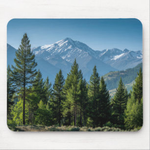 Tapis De Souris Arbres Conifères avec Arrière-plan Montagneux