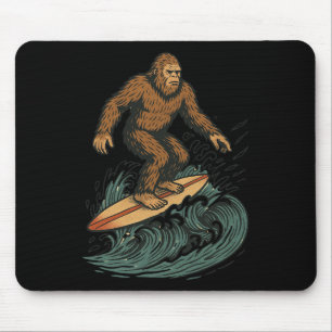 Tapis De Souris Art Cryptide de plage rétro de Bigfoot surfant pou