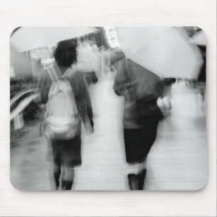 Tapis De Souris Asie, Japon, Tokyo. Jeunes femmes et parapluies.