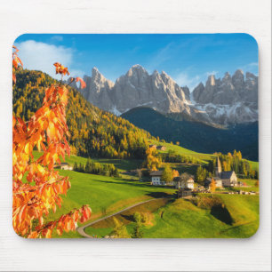 Tapis De Souris Automne dans un paysage de dolomites avec l'église