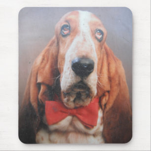 Tapis de souris avec basset au nœud papillon rouge