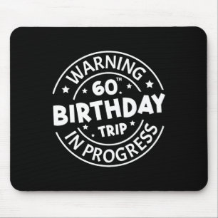 Tapis De Souris Avertissement 60e anniversaire Voyage en cours Drô