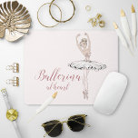 Tapis De Souris Ballerina au coeur Citation simple rose pâle Parti<br><div class="desc">Ce modèle mignon et ceinturé de souris dispose d'une jolie ballerine de parties scintillant avec la citation "Ballerina at heart" dans une jolie typographie de script ruban rose sur un arrière - plan rose roux. Copyright Anastasia Designs,  tous droits réservés.</div>