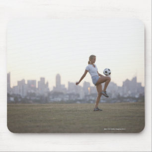 Tapis De Souris Ballon de football kneeing de femme en parc urbain