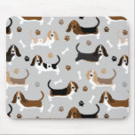 Tapis De Souris Basset Hound Chig Bones and Paws<br><div class="desc">Basset Chatte Chiens Hound avec des manteaux brun, noir, blanc et citron avec des os de chien éparpillés et empreintes de pattes motif chien amusant.</div>