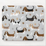 Tapis De Souris Basset Hound Chig Bones and Paws<br><div class="desc">Basset Chatte Chiens Hound avec des manteaux brun,  noir,  blanc et citron avec des os de chien éparpillés et empreintes de pattes motif chien amusant.</div>