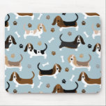 Tapis De Souris Basset Hound Chig Bones and Paws Mouse Pouse<br><div class="desc">Basset Chatte Chiens Hound avec des manteaux brun, noir, blanc et citron avec des os de chien éparpillés et empreintes de pattes motif chien amusant.</div>