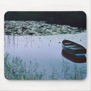 Tapis De Souris Bateau à rames sur un petit lac entouré d'eau