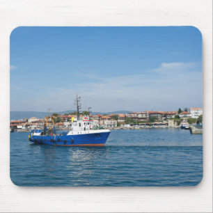 Tapis De Souris Bateau de pêche en partance pour la mer