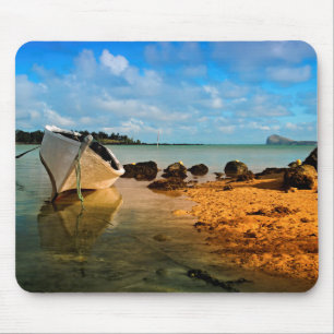 Tapis De Souris Bateau de pêche sur une plage mauricienne avec un