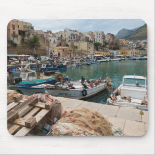 Tapis De Souris Bateaux de pêche dans le port de Castellammare del