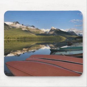 Tapis De Souris Bateaux garés sur le rivage du lac Maligne,