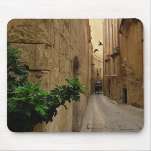 Tapis De Souris Bâtiments Médiévaux De Rue Étroite Et Autocar
