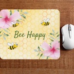Tapis De Souris Bee Happy bumble abeilles jaune nid d'abeille flor<br><div class="desc">Jaune,  arrière - plan blanc avec un motif de nid d'abeille. Décoré de fleurs de fleurs tropicales roses,  d'hibiscus et de jolies bourdons. Texte : Bee Happy en vert écriture manuscrite script. Idéal pour votre bureau à domicile d'été !</div>