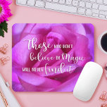 Tapis De Souris Belle Rose rose photo Croire en Citation Magique<br><div class="desc">"Ceux qui ne croient pas à la magie ne la trouveront jamais." Une photo de fond d'une rose violet vif vous donne envie de "croire à la magie". Prenez le temps de vous détendre et de respirer la beauté de ce rose géant chaque fois que vous utilisez cette magnifique mousepad...</div>
