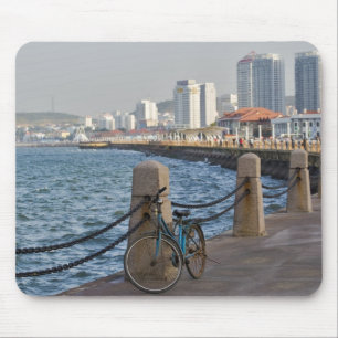 Tapis De Souris Bicyclette au bord de l'eau avec la skyline de la