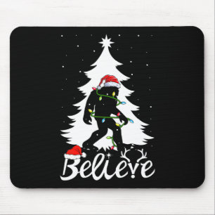 Tapis De Souris Bigfoot portant un sapin de Noël, croyant en Sasqu