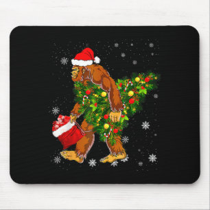 Tapis De Souris Bigfoot portant un sapin de Noël Croyant en Sasqua