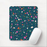 Tapis De Souris Bleu foncé vert avec rose orange Turquoise Terrazz<br><div class="desc">Moody deep turquoise est amusant avec des taches de terrazzo d'orange,  fuchsia,  olive,  blush et aqua qui font de ce tapis de souris un choix amusant pour l'amoureux moderne du milieu du siècle.</div>
