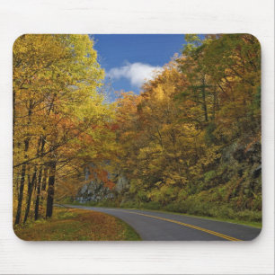 Tapis De Souris Blue Ridge Parkway sinuant à travers les couleurs