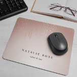 Tapis De Souris Blush Rain Personnalisé<br><div class="desc">Chic mousepad personnalisé affiche votre nom,  nom d'entreprise ou choix de texte personnalisé en lettrage noir classique sur un arrière - plan rose pâle et sombre orné de fils de ficelle or rose.</div>