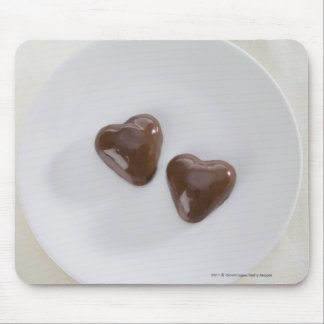 Tapis De Souris Bonbons au chocolat en forme de coeur d'un plat