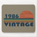 Tapis De Souris born in 1986 vintage birthday<br><div class="desc">You can add some originality to your wardrobe with this original 1986 vintage sunset retro-looking birthday design with awesome colors and typography font lettering, is a great gift idea for men, women, husband, wife girlfriend, and a boyfriend who will love this one-of-a-kind artwork. The best amazing and funny holiday present...</div>
