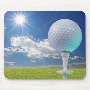 Tapis De Souris boule de golf sur une pièce en t avec l'herbe