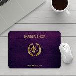 Tapis De Souris Boutique de barbier de luxe en cuir violet look or<br><div class="desc">Tablette de souris Barber shop avec logo de ciseaux en faux or et script de barbier sur un violet indigo élégant look arrière - plan</div>