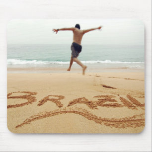 Tapis De Souris BRÉSIL. Un homme barechest en maillot de bain