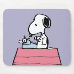 Tapis De Souris cacahuètes | Snoopy à la machine à écrire<br><div class="desc">Découvrez ce magnifique design de cacahuètes avec Snoopy.</div>