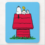 Tapis De Souris cacahuètes | Snoopy & Woodstock Doghouse<br><div class="desc">Découvrez ce design amusant de cacahuètes avec Snoopy et Woodstock.</div>