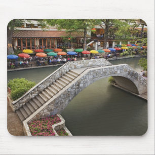 Tapis De Souris Café en plein air le long de la River Walk et pont