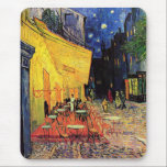 Tapis De Souris Café Terrasse à la nuit par Vincent van Gogh<br><div class="desc">Le Café Terrace sur la Place du Forum de Vincent van Gogh est un post impressionnisme d'art vintage, une peinture architecturale de paysage urbain. Vue extérieure d'un restaurant avec tables, chaises, serveurs et personnes à manger. Une belle nuit avec des étoiles dans le ciel à Arles, France. À propos de...</div>