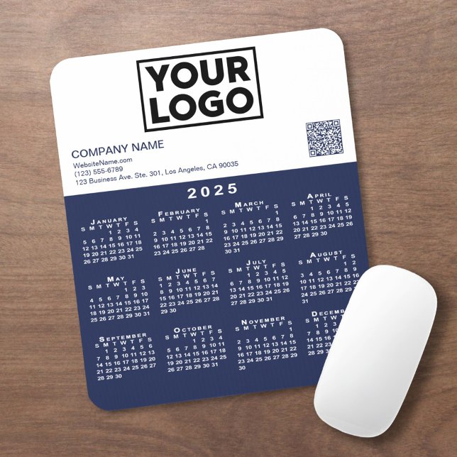 Tapis De Souris Calendrier 2025 Business Logo QR Code Marine Blanc (2025 Calendar Business Logo QR Code Navy White Mouse Pad in situ)