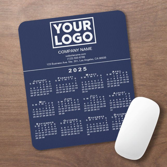 Tapis De Souris Calendrier 2025 Logo de la compagnie et texte sur  (2025 Calendar Company Logo and Text on Navy Blue Mouse Pad in situ)