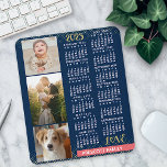Tapis De Souris Calendrier 2025 Marine Coral Gold Family Photo Col<br><div class="desc">Célébrez 2025 avec ce calendrier de collage photo de preppy. Avec des dates faciles à lire en gras blanc, ce calendrier joliment simple a les mots "2025" et "LOVE" en fausse parties scintillant dorée avec une barre rose corail brillante sur le fond pour votre nom de famille personnalisé ou autre...</div>