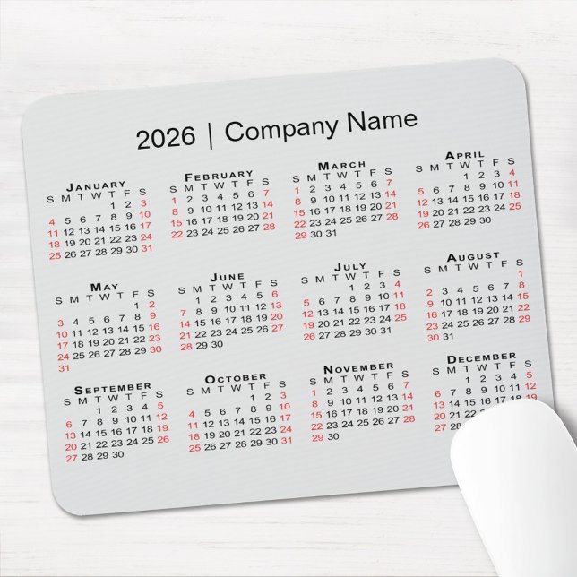 Tapis De Souris Calendrier 2026 avec nom de société sur gris clair (2026 Calendar with Company Name on Light Grey Mouse Pad, in situ)