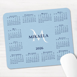 Tapis De Souris Calendrier 2026 Chic Monogramme Nom sur bleu clair